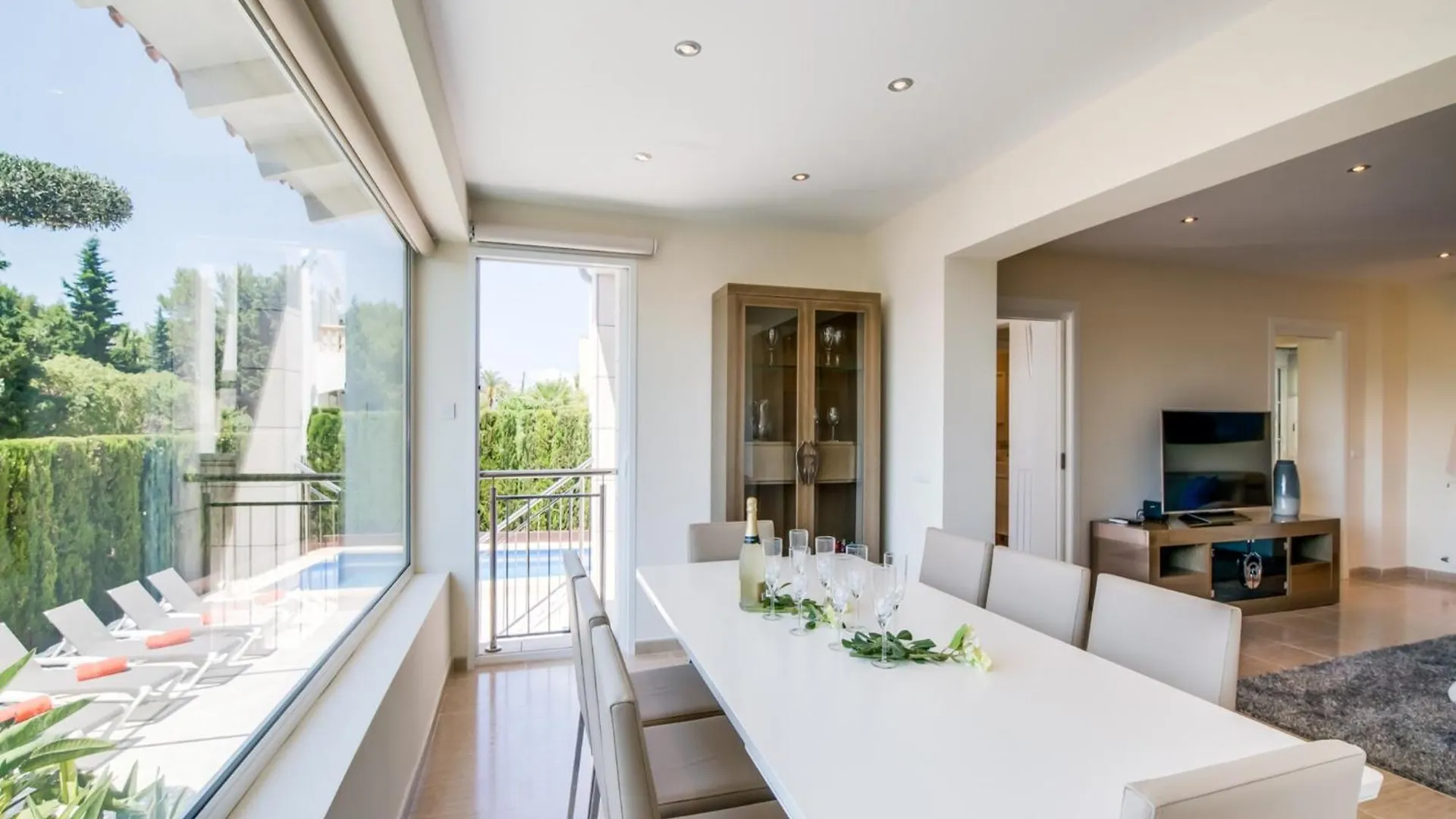 Beach Holiday Home With Private Pool الكوذيا